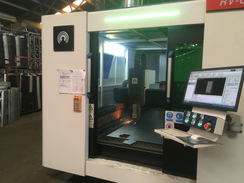 1500W 4000W CNC الألياف آلة القطع بالليزر IPG MAX 3015 طاولة التبادل مع غطاء