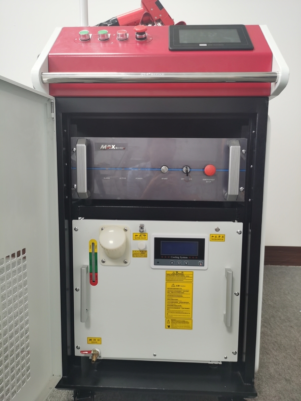 IPG آلة لحام الليزر المحمولة 1500W CW مع مصدر Raycus ماكس